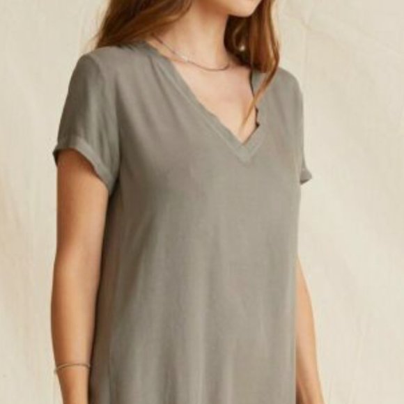 Anthropologie | Cloth & Stone V Neck Tee in Moss (sage/olive/avocado green) - Picture 1 of 7